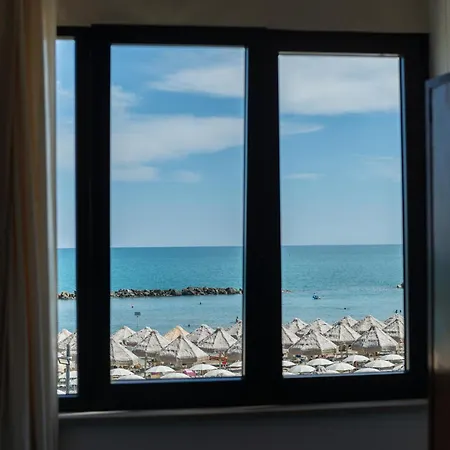 Отель La Bussola Ортона